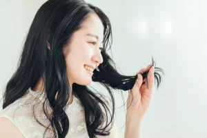 何歳からNMNは始める？40代以降の変化や白髪との関係について